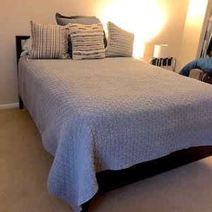 Oversized Grey quilted bedspread and shams